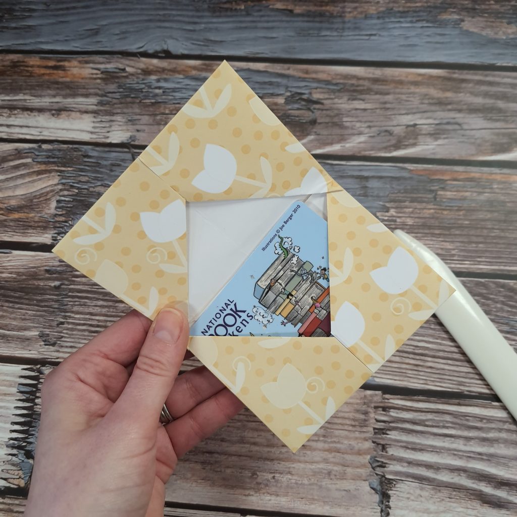 How to make a simple origami gift card holder. Step by step tutorial with pictures.